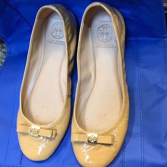 Tory Burch Shoes - Tory Burch Tan Patent Leather Ballet Flats with Gold Tory Burch Emblem Size 9